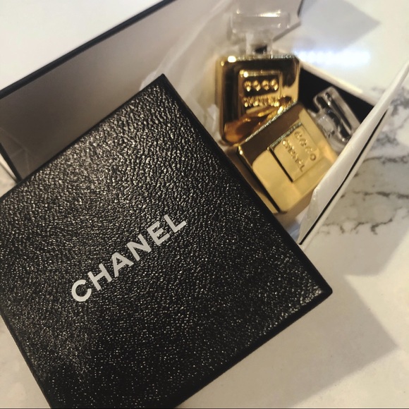 SOLD! vintage Chanel perfume earrings - Picture 2 of 8